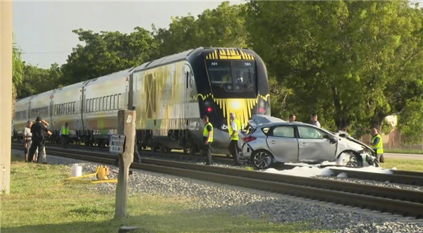 时速200公里/时 美国新高铁全线通车首日就晚点：撞上1名行人致死亡