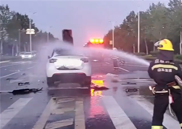 特斯拉高速撞上路桩：整车起火燃烧 车门打不开