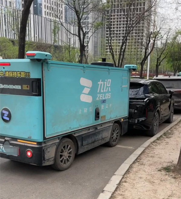 两天两起事故！无人快递车公司回应追尾汽车：非自动驾驶撞车