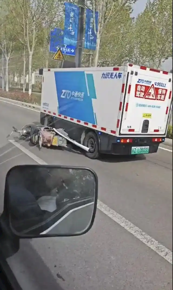 两天两起事故！无人快递车公司回应追尾汽车：非自动驾驶撞车
