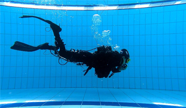 北大研发出首款便携潜水外骨骼机器人：助力潜水员减耗增效
