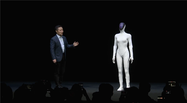 会走猫步！小鹏发布新一代人形机器人IRON：用上全固态电池