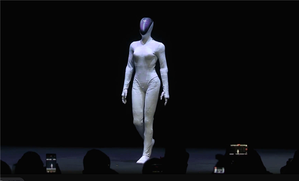 会走猫步！小鹏发布新一代人形机器人IRON：用上全固态电池