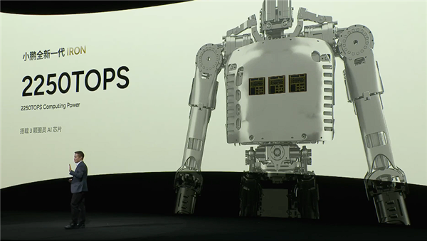 会走猫步！小鹏发布新一代人形机器人IRON：用上全固态电池