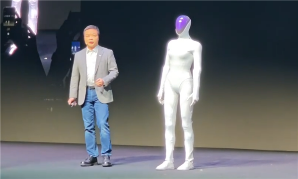 小鹏首款女性机器人现场“脱衣割肉”！历史上第一次机器人证明自己不是人