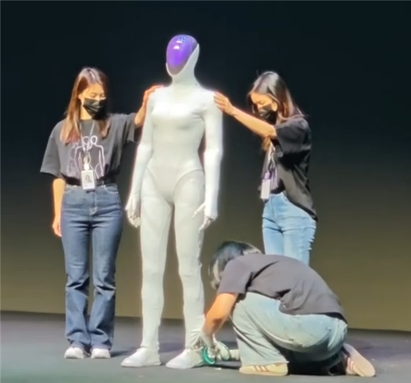 小鹏首款女性机器人现场“脱衣割肉”！历史上第一次机器人证明自己不是人