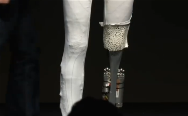 小鹏首款女性机器人现场“脱衣割肉”！历史上第一次机器人证明自己不是人