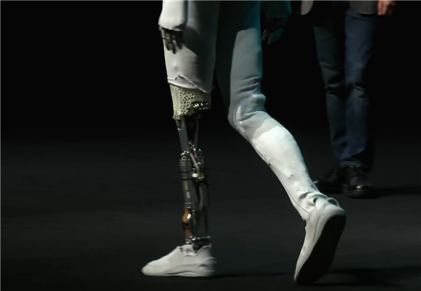 小鹏首款女性机器人现场“脱衣割肉”！历史上第一次机器人证明自己不是人