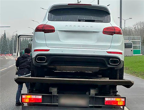 俄罗斯数百辆保时捷突然锁死趴窝 可能遭卫星蓄意干扰瘫痪