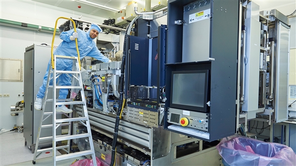 曝中国秘密搞定第一台EUV光刻机！逆向功程ASML