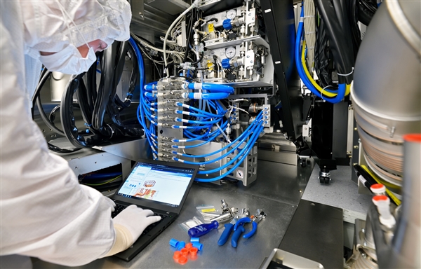 曝中国秘密搞定第一台EUV光刻机！逆向功程ASML