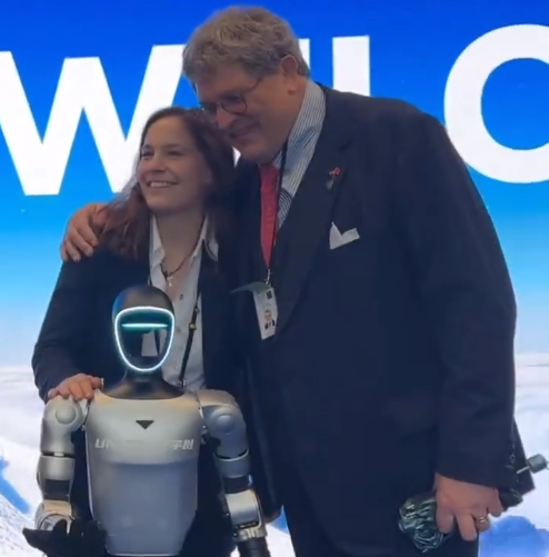 德国总理参观宇树科技 德国高管们争相和机器人合影:不要弄坏 很贵