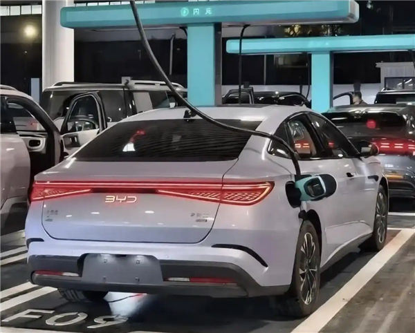 5分钟补能500公里+2100kW暴力输出！比亚迪兆瓦闪充2.0技术曝光