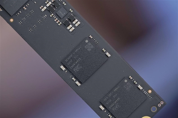 长江存储首款商用PCIe 5.0 SSD！PC550 1TB图赏